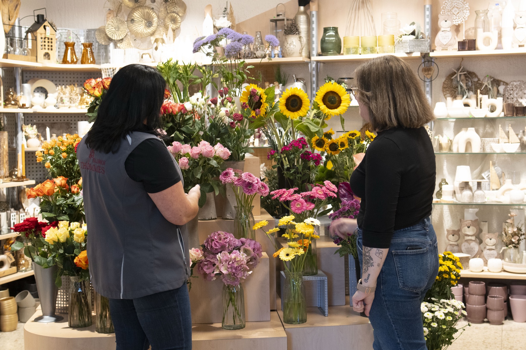 Persönliche Beratung bei der Auswahl frischer Schnittblumen