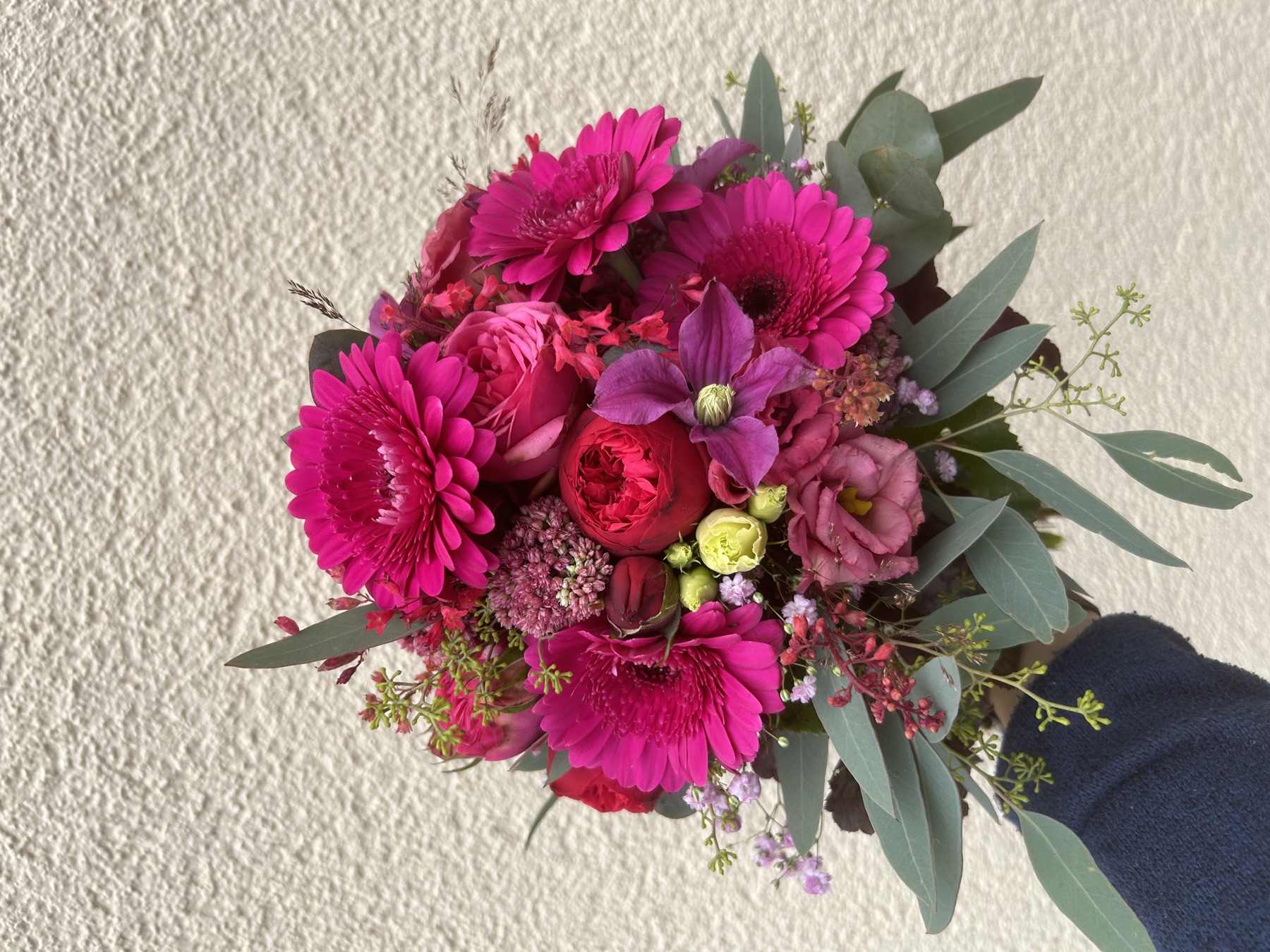 Strauß mit pinken Gerbera und Clematis