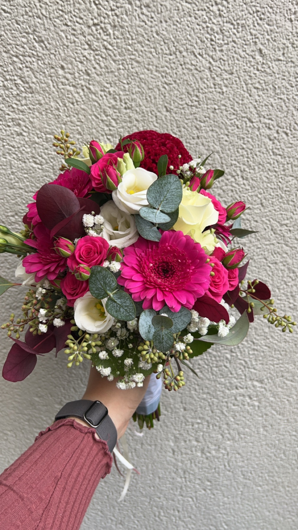 Strauß mit pinken Rosen, Gerbera und Bordeaux-Akzenten