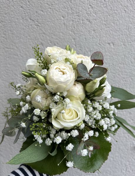 Strauß mit weißen Rosen und Schleierkraut