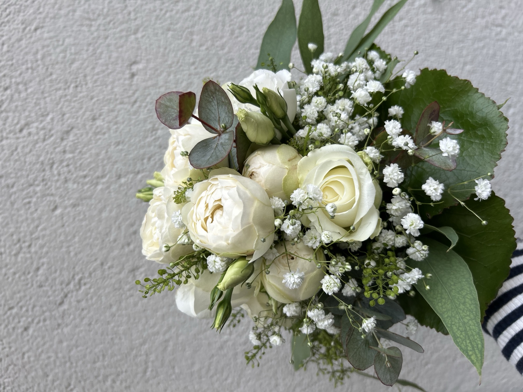 Strauß mit weißen Rosen und Schleierkraut