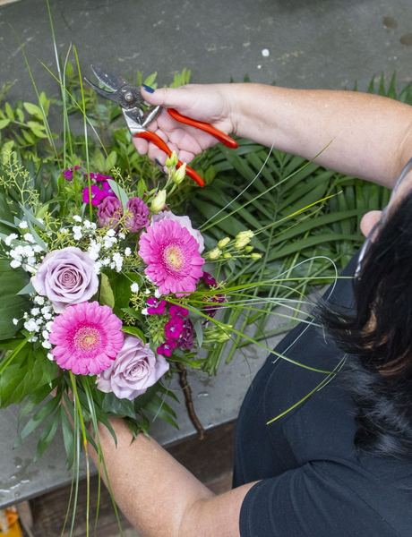 Floristin schneidet einen Strauß von Hand zurecht