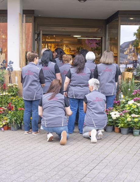 Das Team von Blumen & Geschenke Thömmes vor dem Laden
