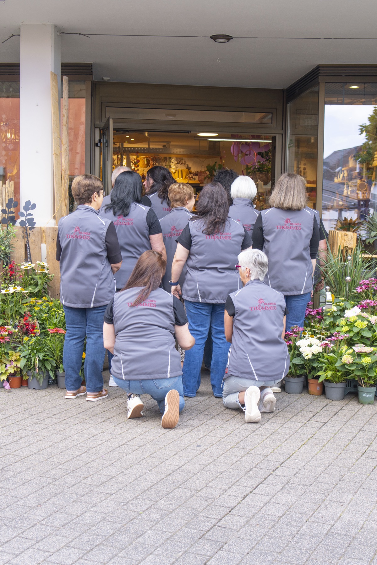 Das Team von Blumen & Geschenke Thömmes vor dem Laden
