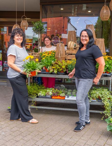 Team von Blumen & Geschenke Thömmes am Pflanzenwagen vor dem Laden