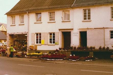 Erster Blumen- und Pflanzenverkauf vor dem Haus