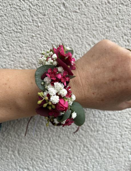 Blumenarmband in Beerentönen mit Wachsblumen
