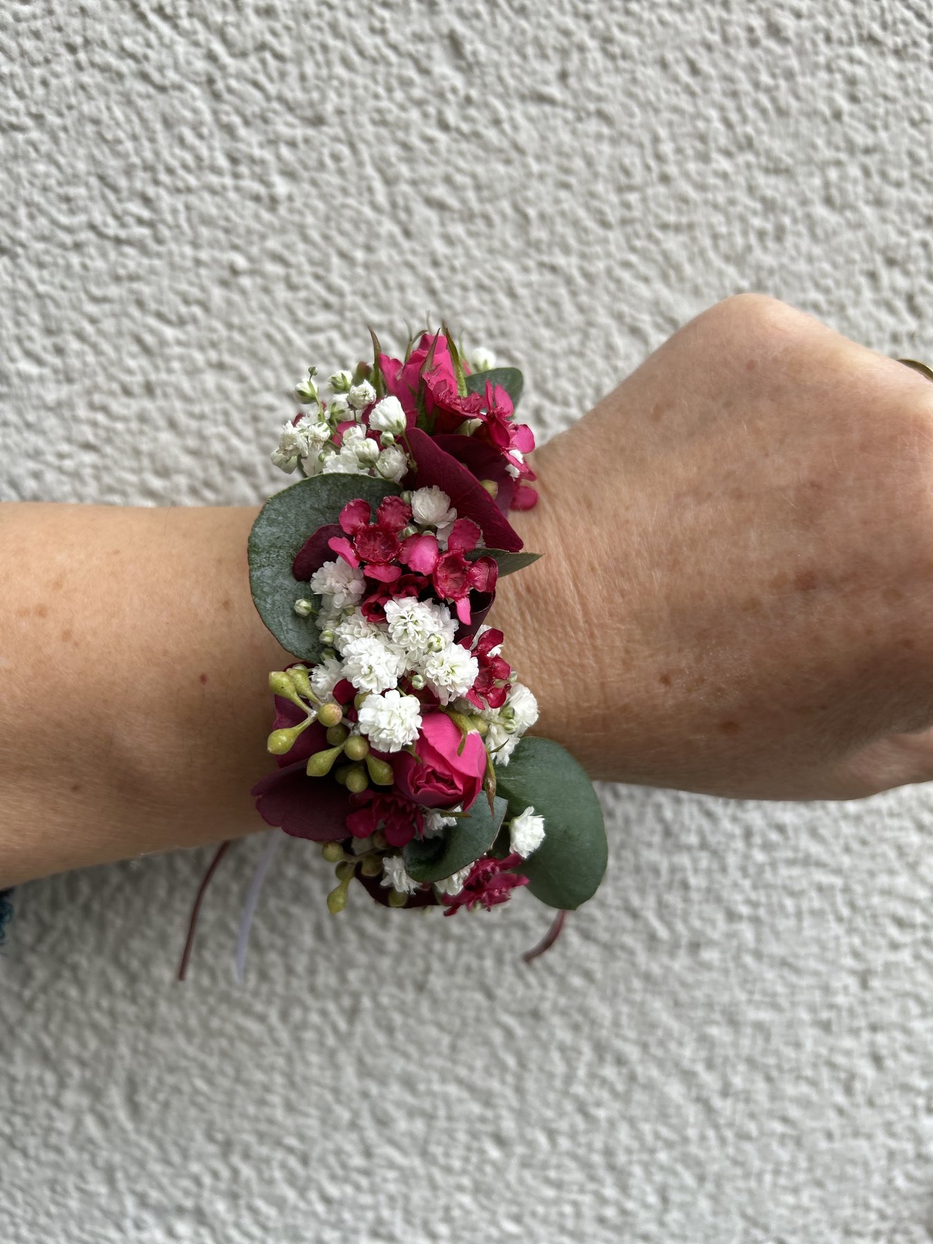 Blumenarmband in Beerentönen mit Wachsblumen