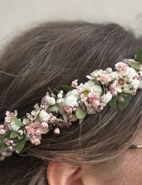 Zarter Blumenkranz mit Wachsblumen im Haar