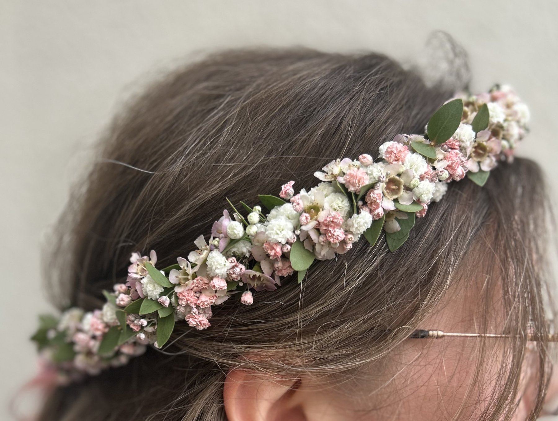 Zarter Blumenkranz mit Wachsblumen im Haar
