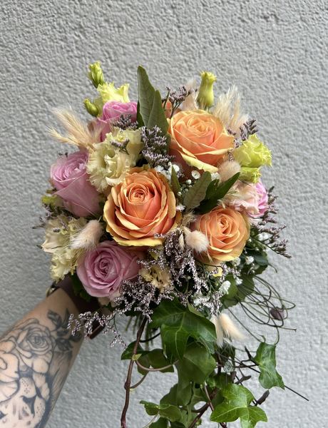 Brautstrauß in Apricot und Rosa mit Efeu