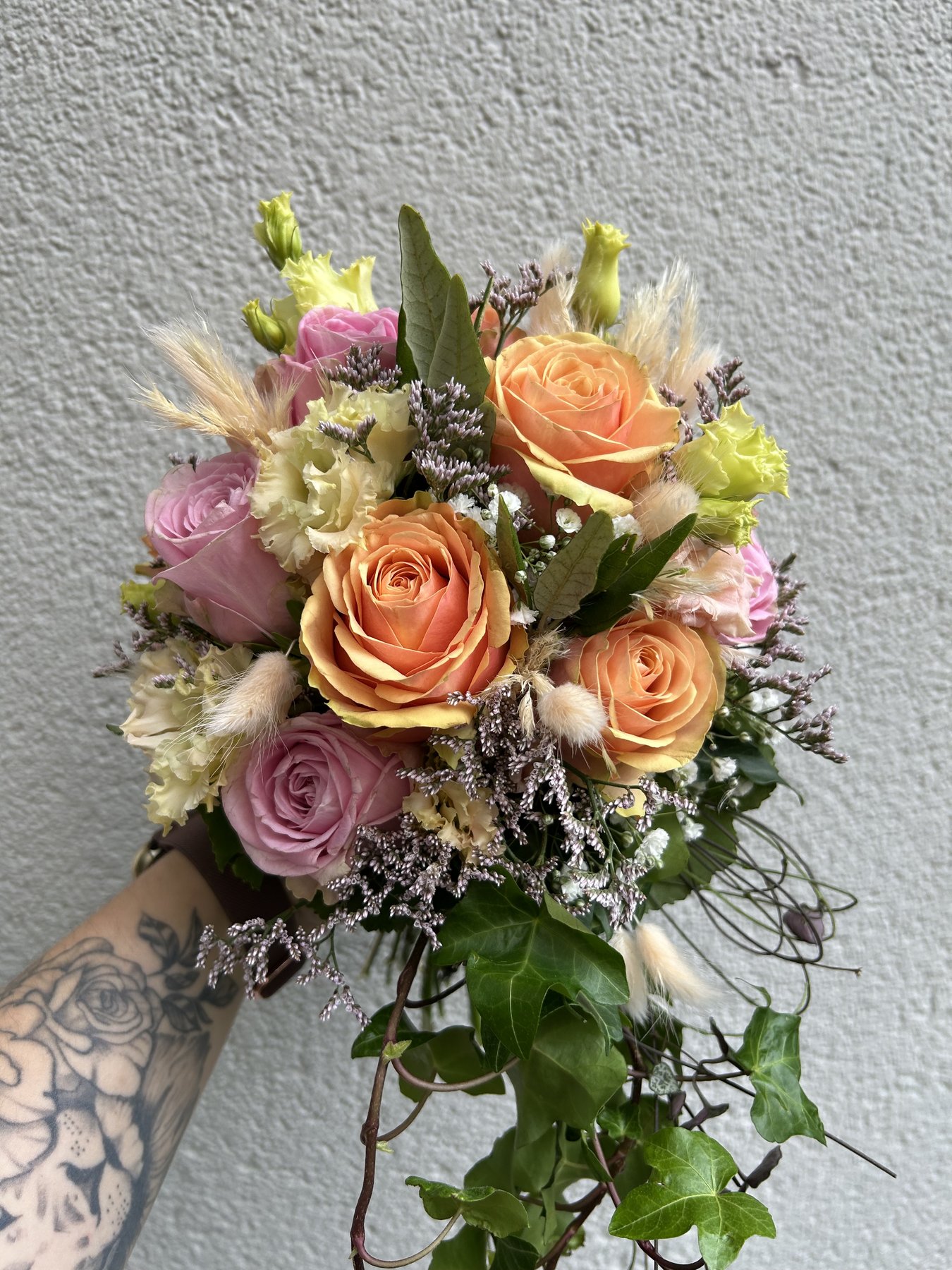Brautstrauß in Apricot und Rosa mit Efeu
