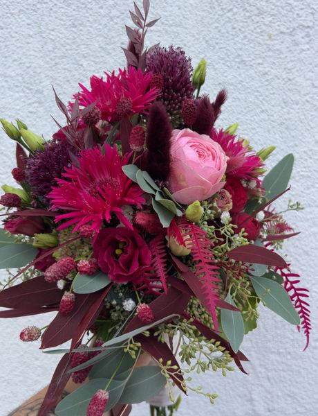 Boho-Brautstrauß in Bordeaux mit Trockenblumen