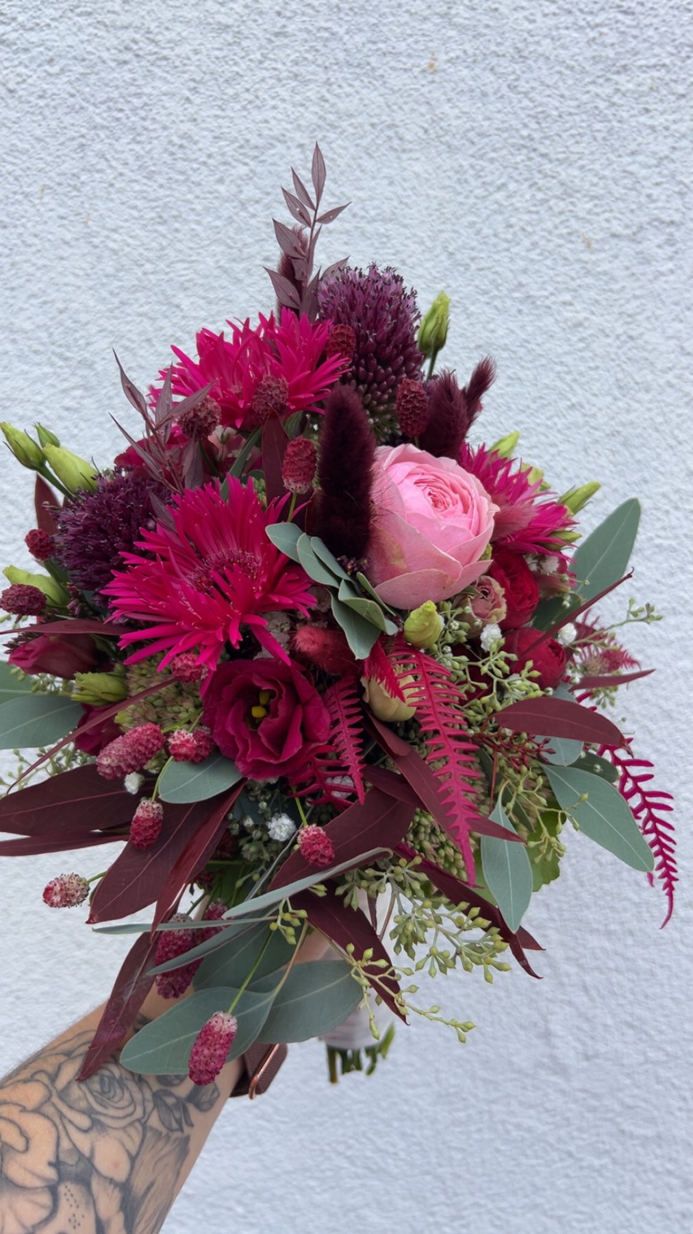Boho-Brautstrauß in Bordeaux mit Trockenblumen