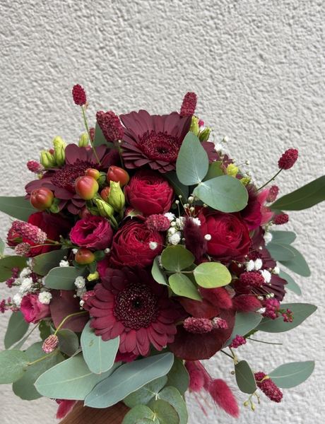 Brautstrauß in Bordeaux mit Gerbera und Hagebutten