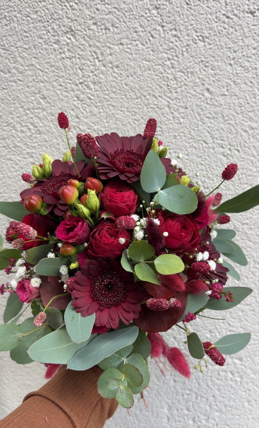 Brautstrauß in Bordeaux mit Gerbera und Hagebutten