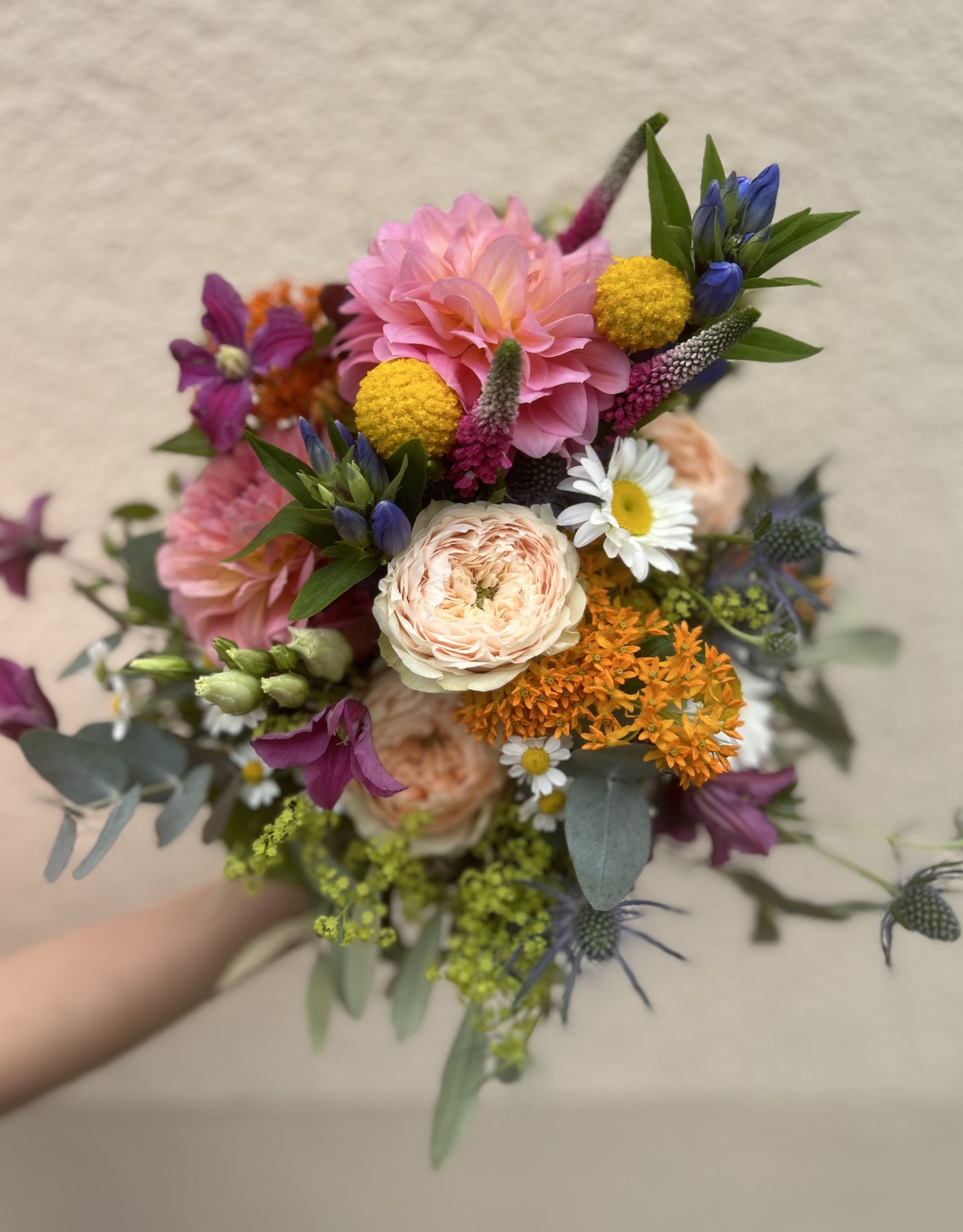 Bunter Brautstrauß mit Dahlien und Wiesenblumen