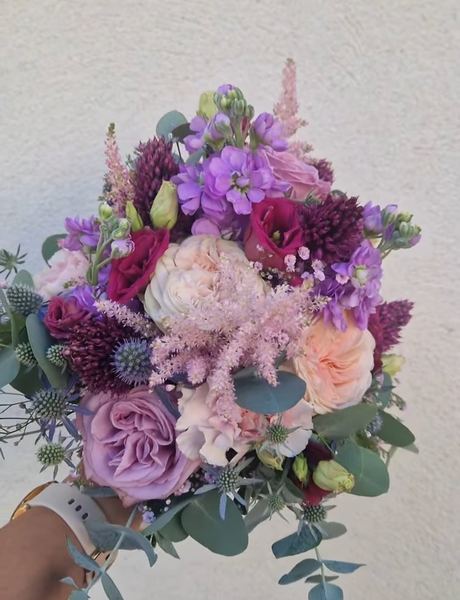 Brautstrauß in Lila und Flieder mit Edeldistel
