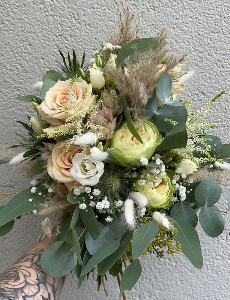Boho-Brautstrauß mit Pampasgras in Apricot