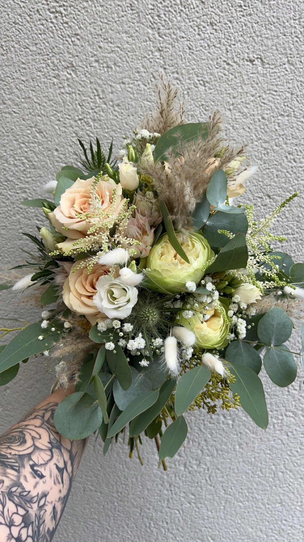 Boho-Brautstrauß mit Pampasgras in Apricot
