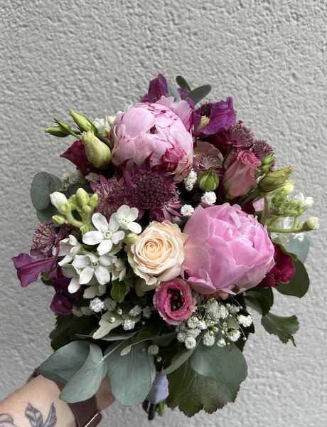 Brautstrauß mit Pfingstrosen und Rosen in Rosa