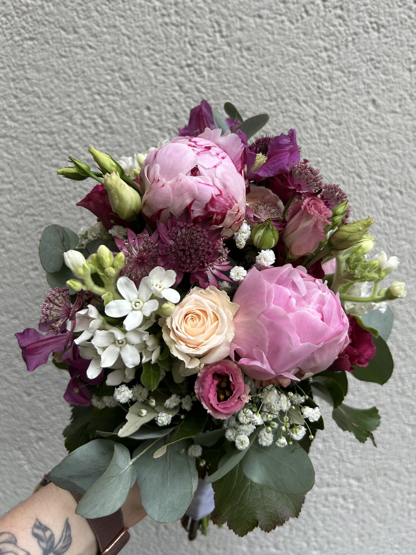 Brautstrauß mit Pfingstrosen und Rosen in Rosa