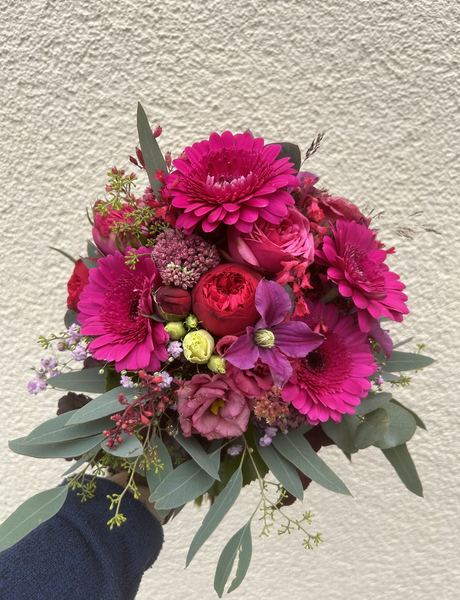 Brautstrauß mit pinken Gerbera und Clematis