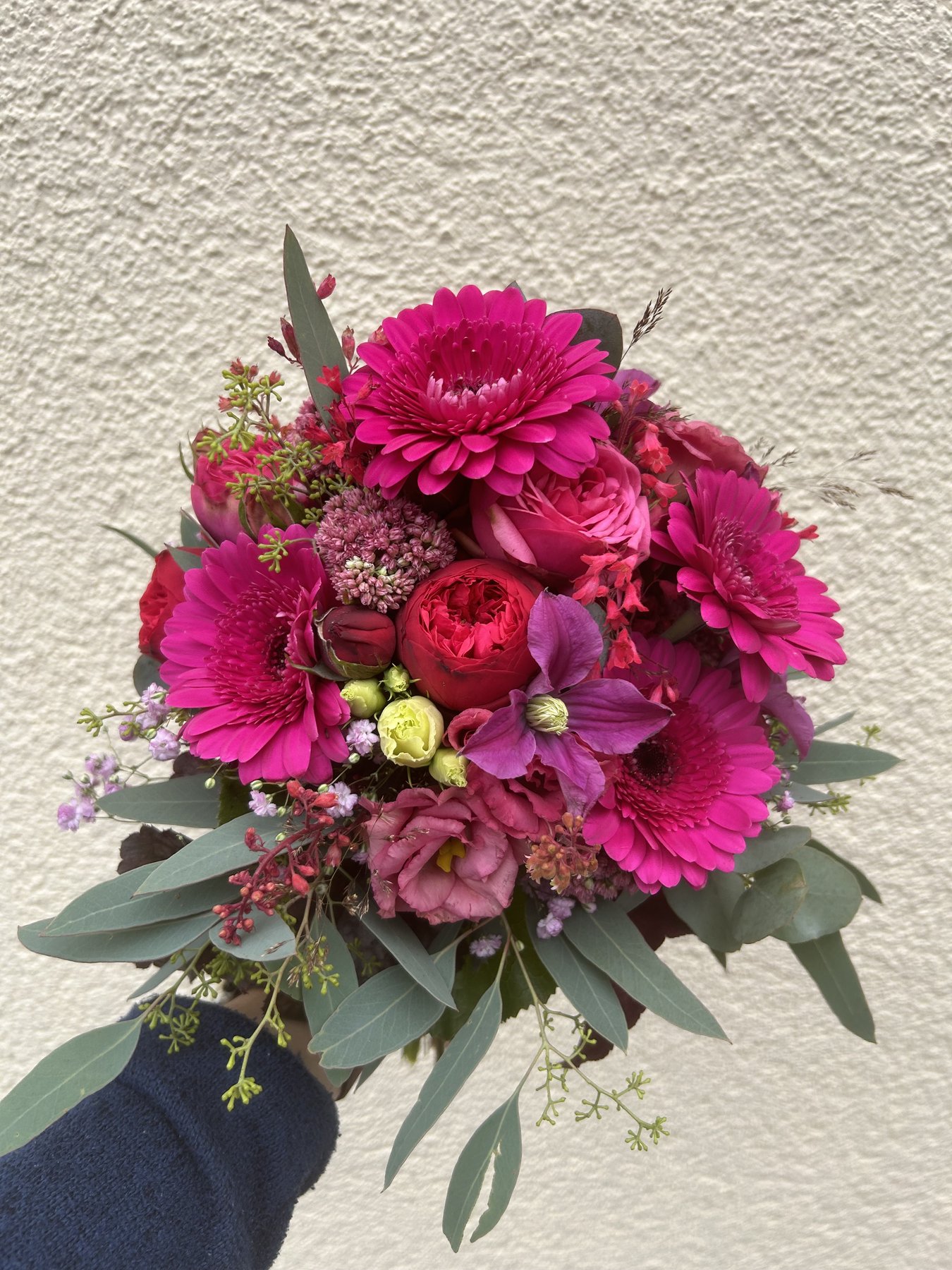 Brautstrauß mit pinken Gerbera und Clematis