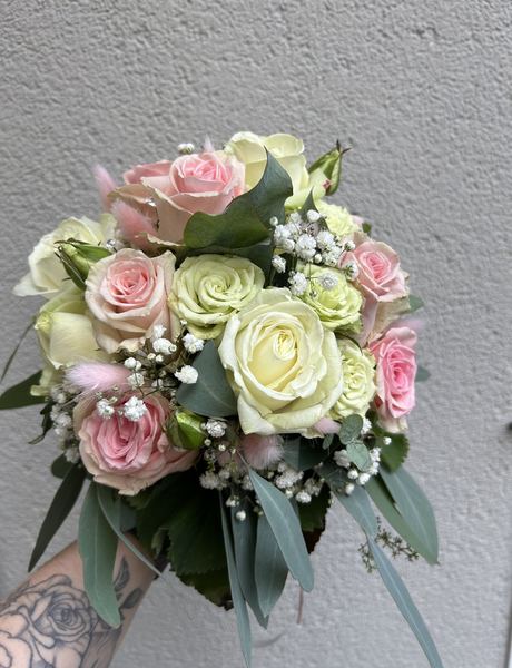 Brautstrauß mit Rosen und Hasenschwanzgras