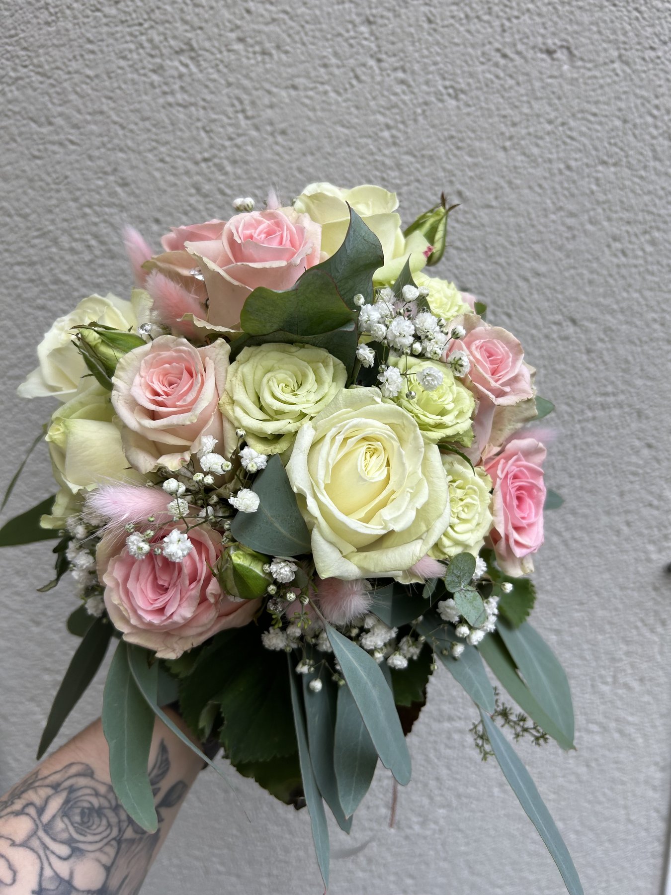 Brautstrauß mit Rosen und Hasenschwanzgras