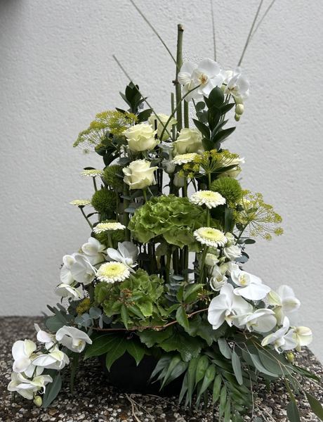 Stehendes Grabgesteck mit weißen Orchideen und Hortensien