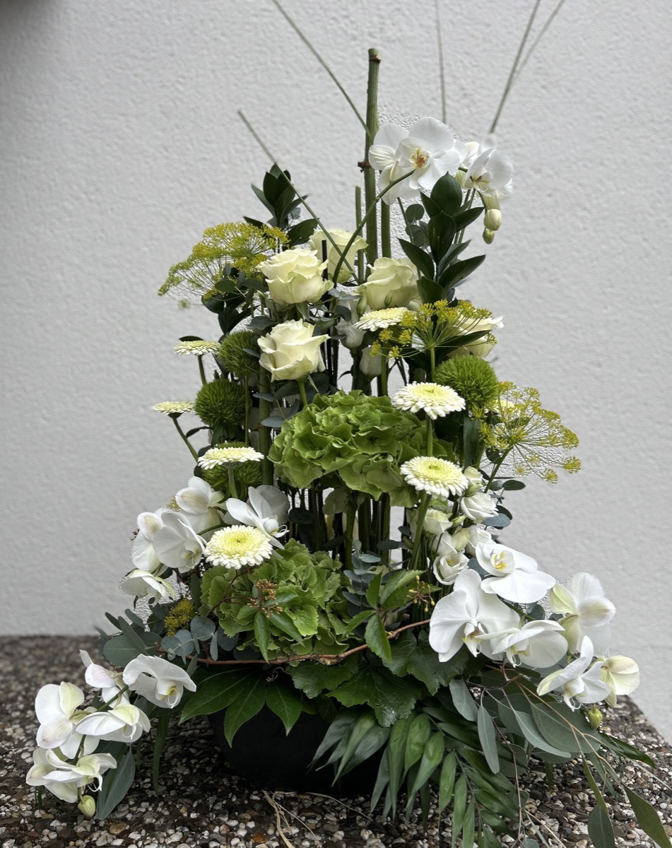 Stehendes Grabgesteck mit weißen Orchideen und Hortensien