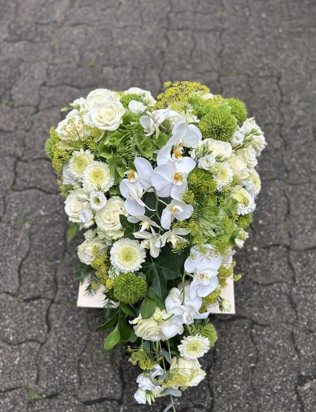 Herzgesteck mit weißen Orchideen und Rosen