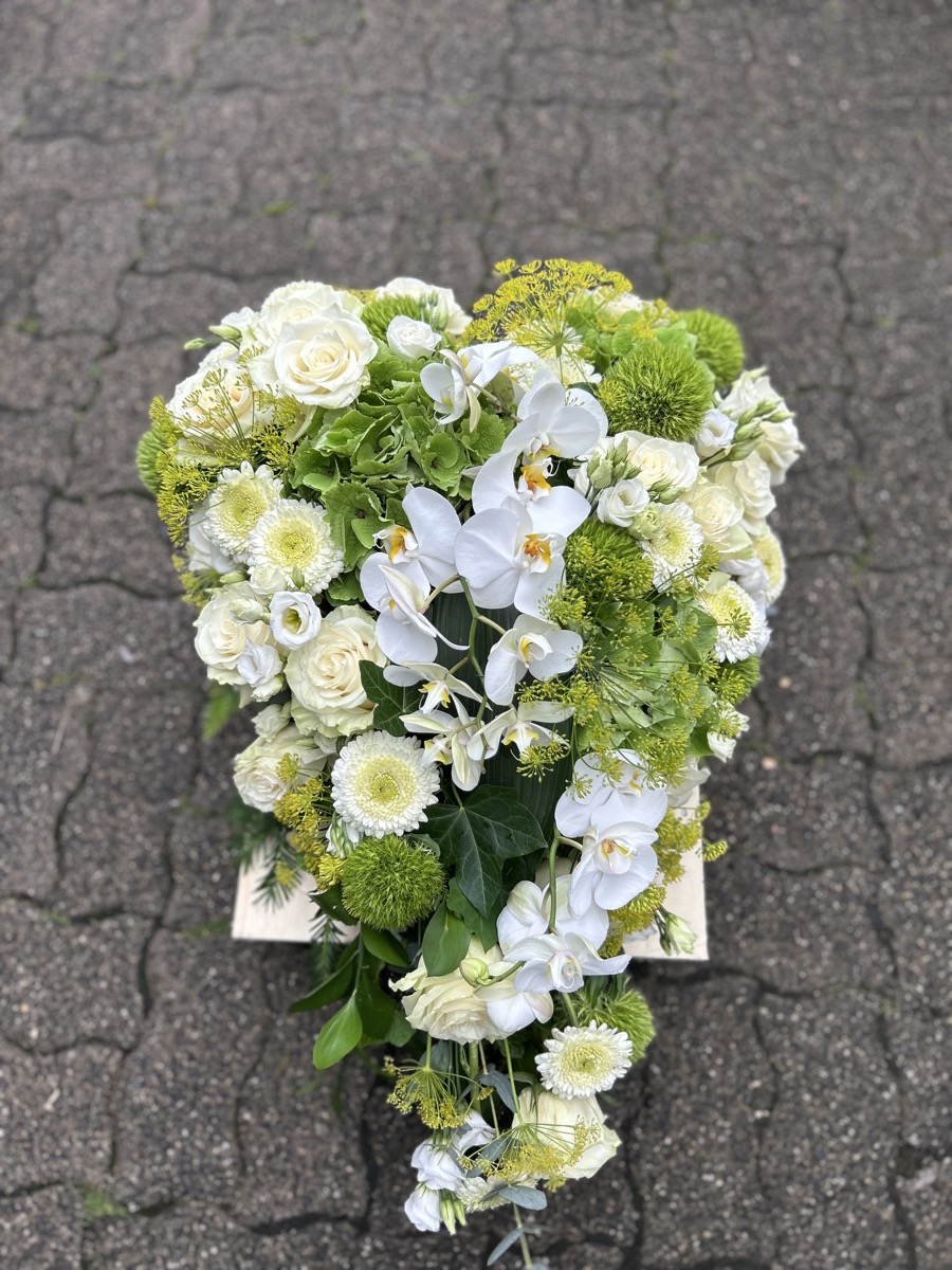 Herzgesteck mit weißen Orchideen und Rosen