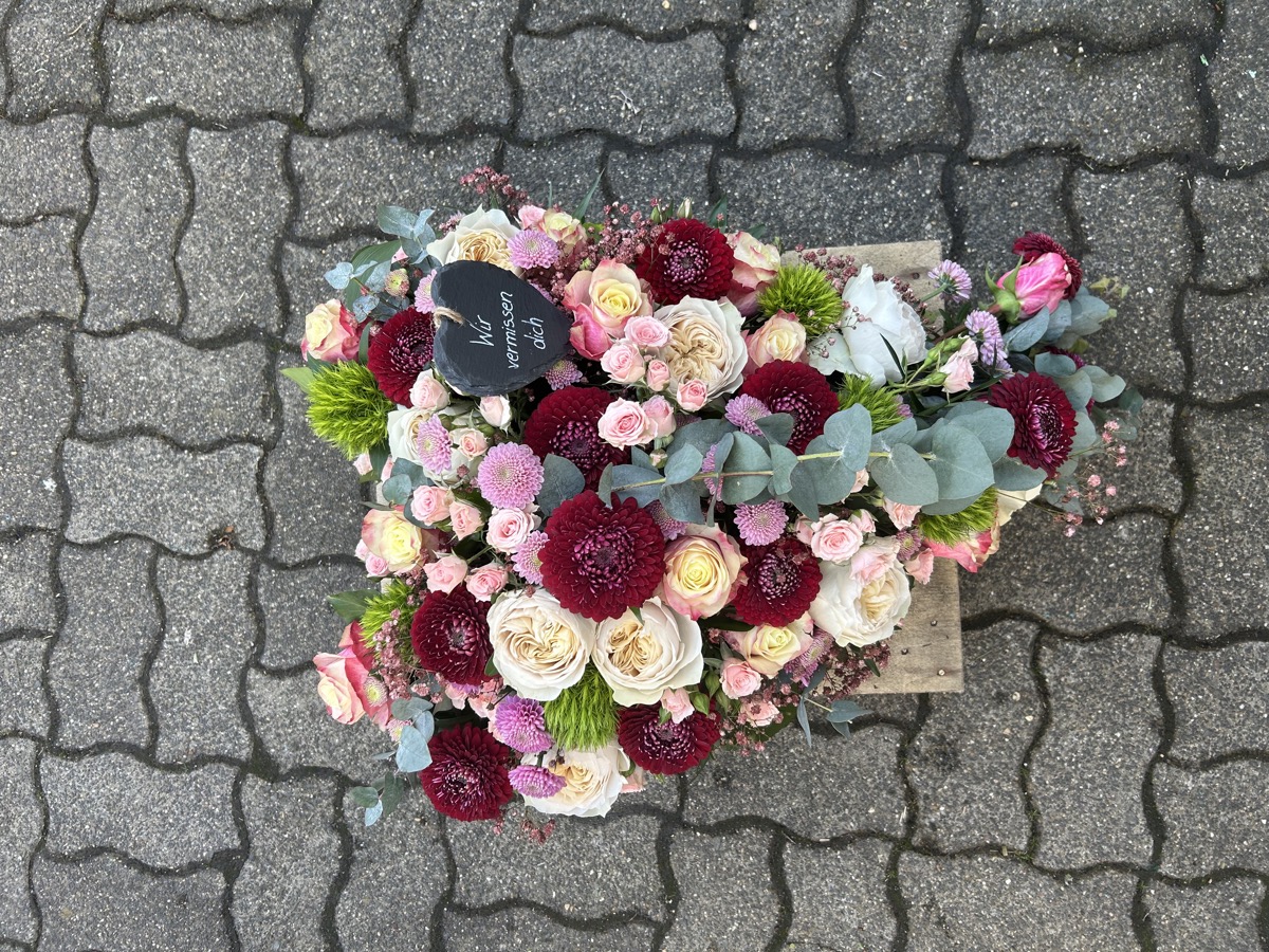 Herzgesteck mit pastellfarbenen Rosen und Dahlien