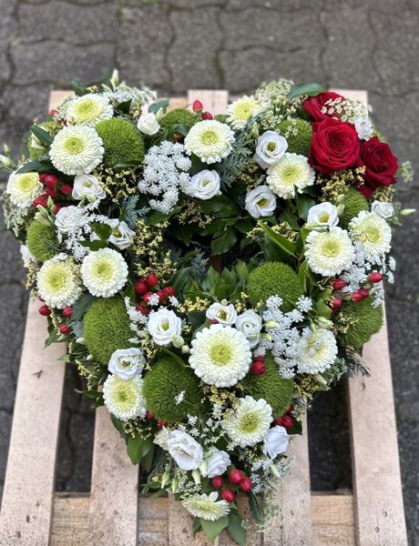 Herzgesteck mit weißen Chrysanthemen und roten Rosen