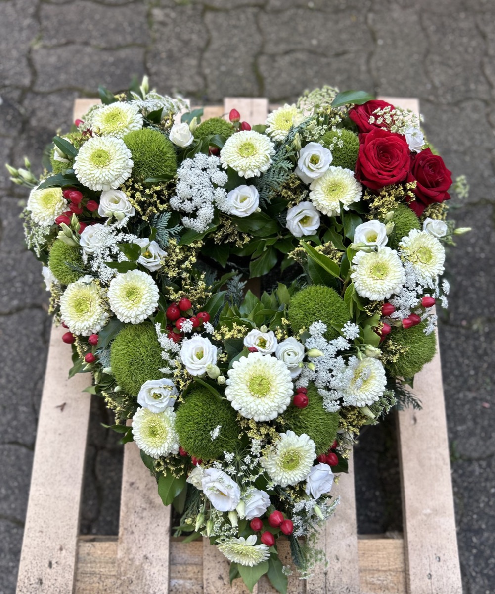 Herzgesteck mit weißen Chrysanthemen und roten Rosen
