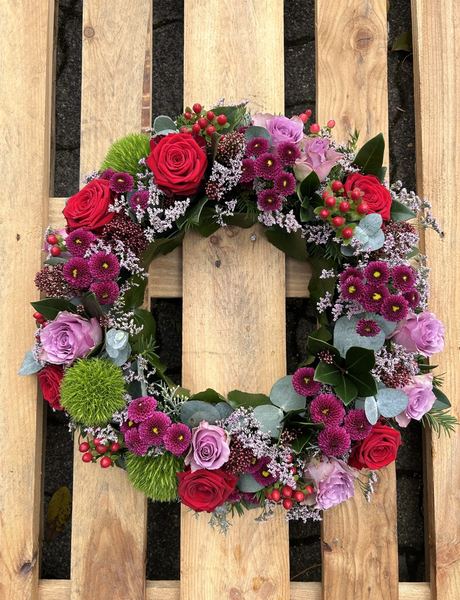 Trauerkranz mit Rosen und Dahlien in Burgunder und Pink