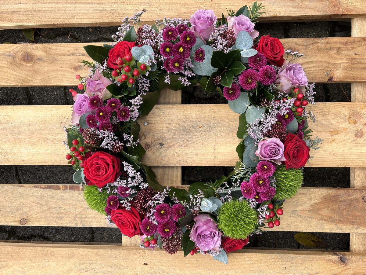 Trauerkranz mit Rosen und Dahlien in Burgunder und Pink