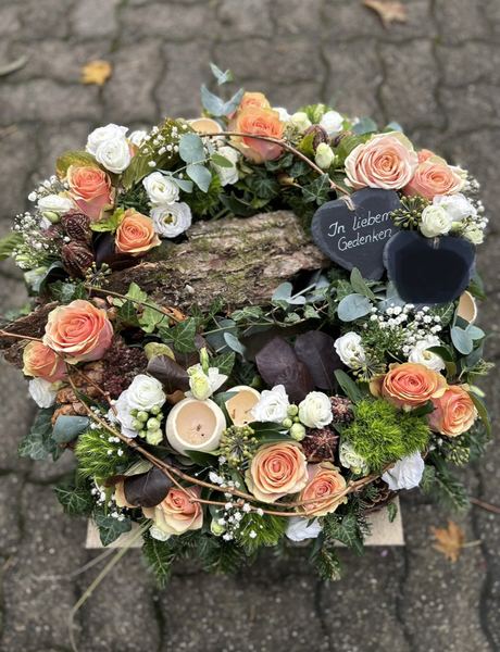 Trauerkranz mit pfirsichfarbenen Rosen, in liebem Gedenken