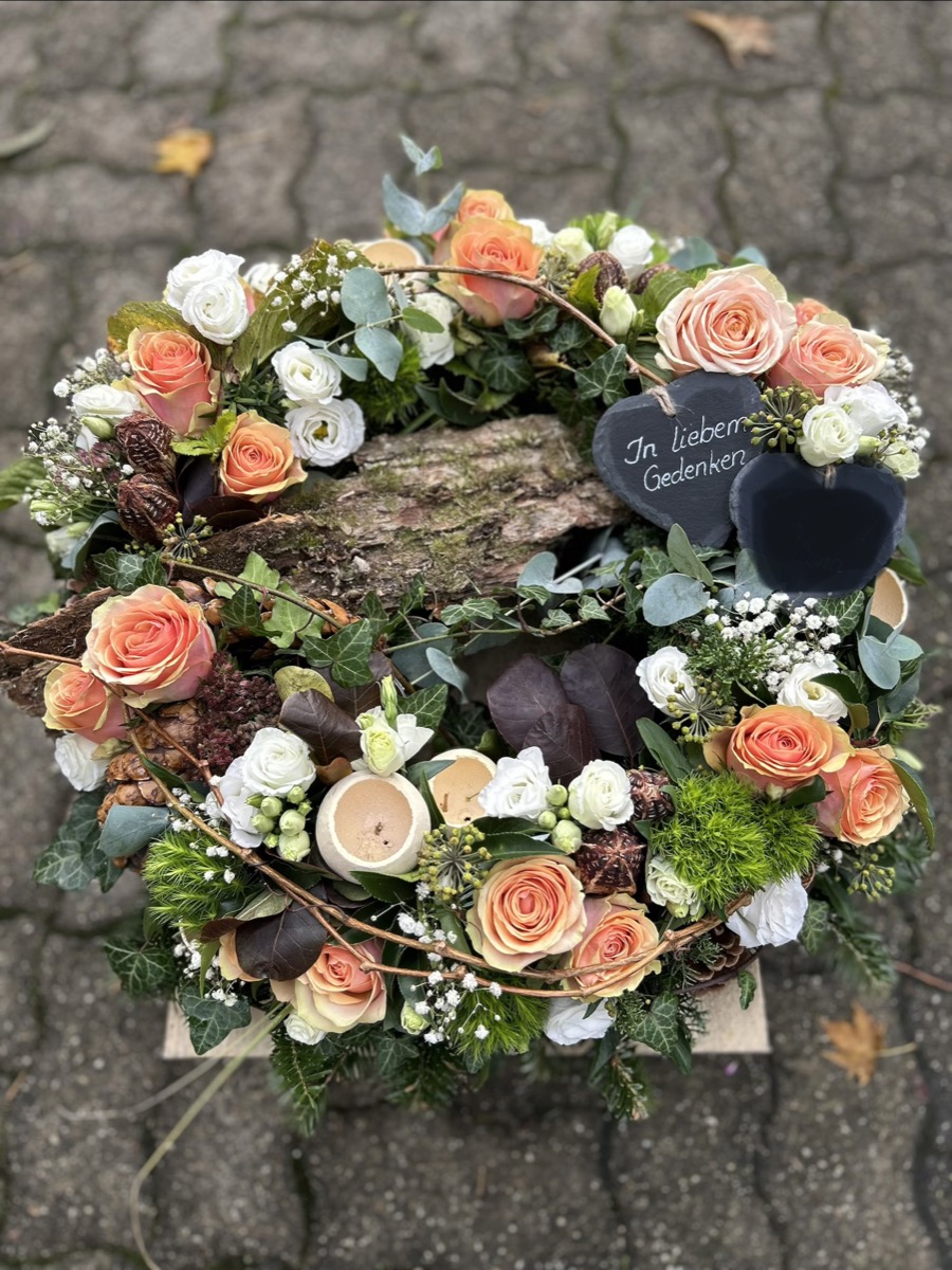Trauerkranz mit pfirsichfarbenen Rosen, in liebem Gedenken