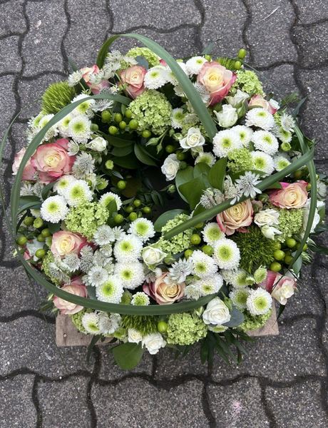 Trauerkranz mit rosa Rosen, Hortensien und Graseffekt