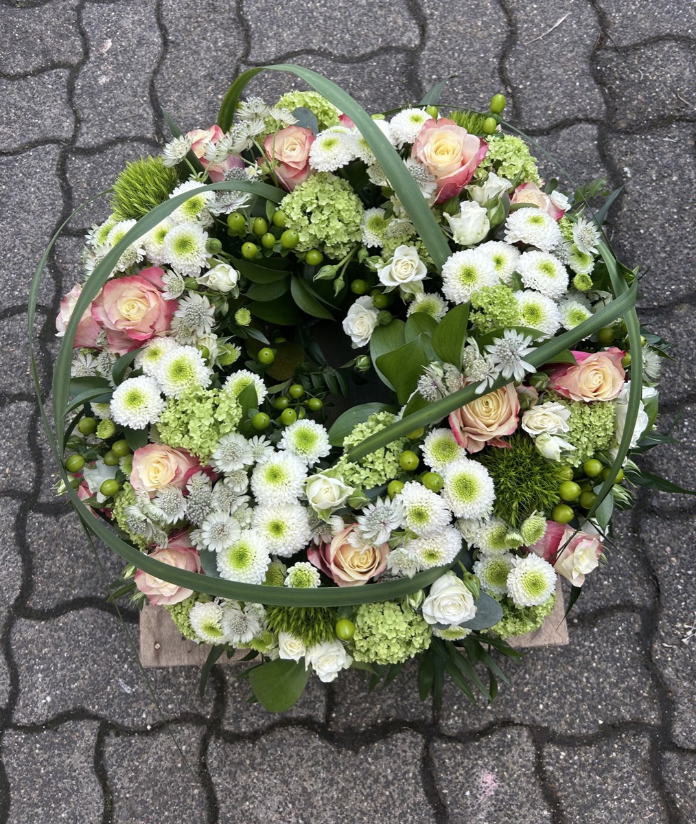 Trauerkranz mit rosa Rosen, Hortensien und Graseffekt