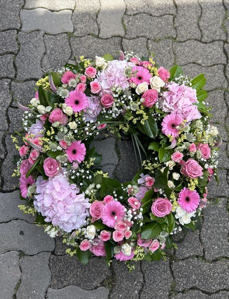 Trauerkranz mit rosa und weißen Rosen