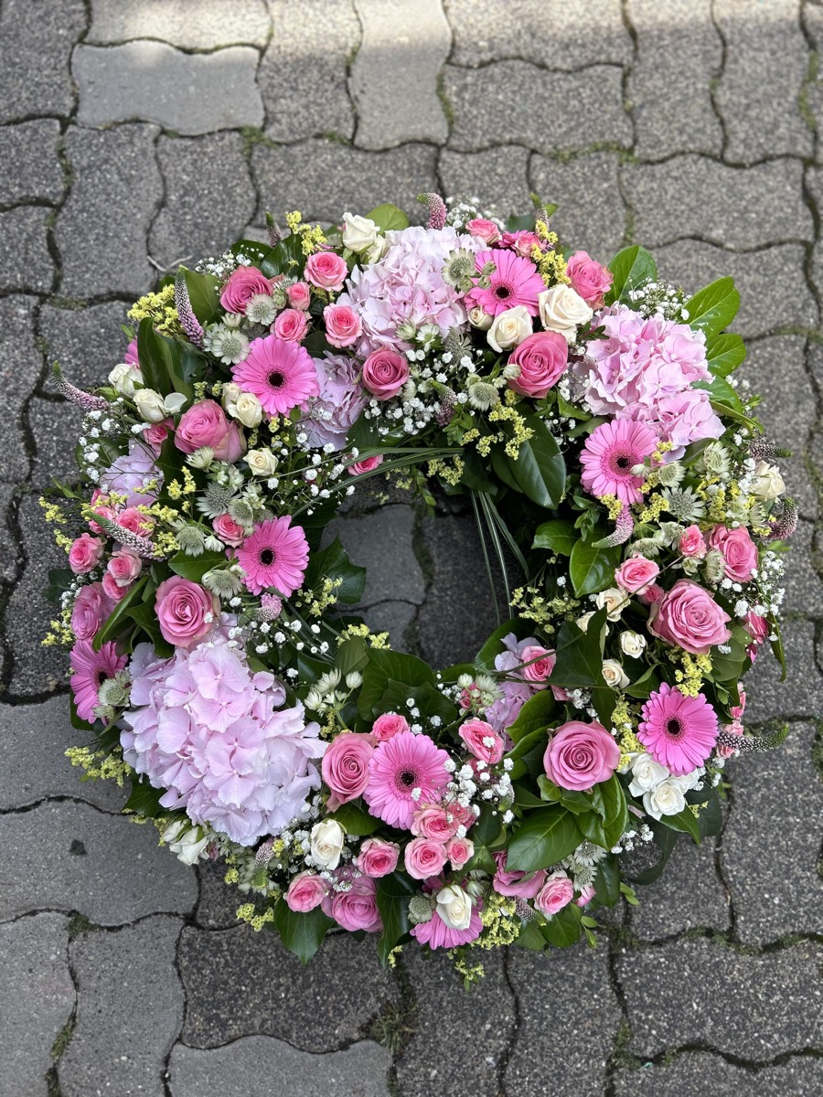 Trauerkranz mit rosa und weißen Rosen