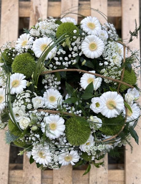 Trauerkranz mit weißen Gerbera