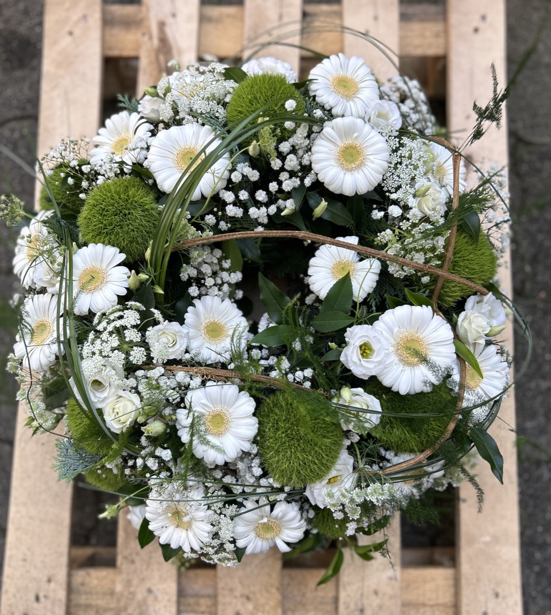 Trauerkranz mit weißen Gerbera
