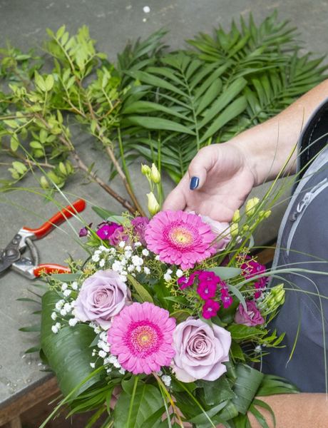 Floristin bindet einen Strauß von Hand